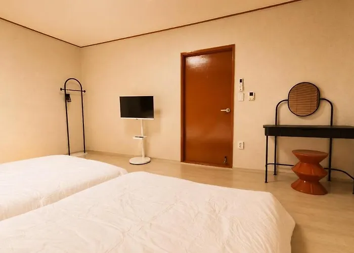 10-minute Walk From Station Korean-style, Two-story Family In A Traditional House For Families Of 6 Busan