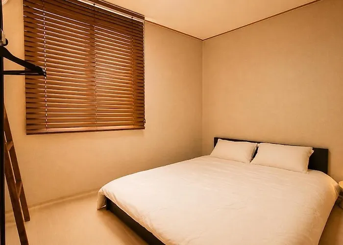10-minute Walk From Station Korean-style, Two-story Family In A Traditional House For Families Of 6 Busan
