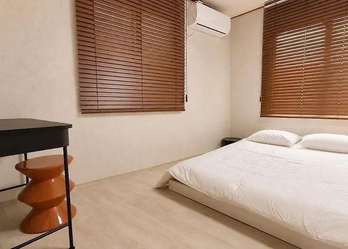 10-minute Walk From Station Korean-style, Two-story Family In A Traditional House For Families Of 6 Busan