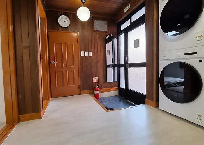 10-minute Walk From Station Korean-style, Two-story Family In A Traditional House For Families Of 6 *