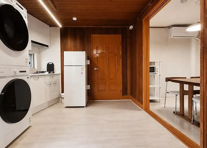 10-minute Walk From Station Korean-style, Two-story Family In A Traditional House For Families Of 6 Busan
