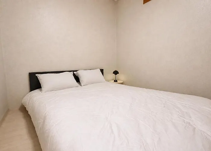 10-minute Walk From Station Korean-style, Two-story Family In A Traditional House For Families Of 6 * Busan