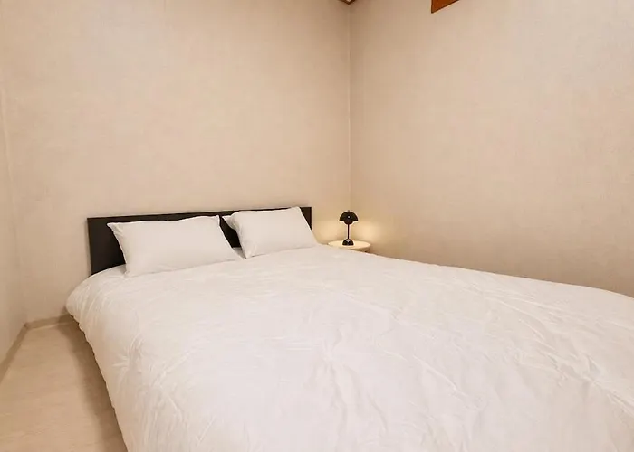 10-minute Walk From Station Korean-style, Two-story Family In A Traditional House For Families Of 6 Busan