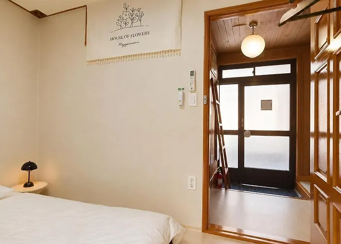 10-minute Walk From Station Korean-style, Two-story Family In A Traditional House For Families Of 6 * Busan