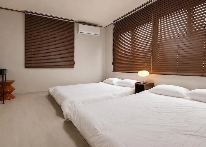 10-minute Walk From Station Korean-style, Two-story Family In A Traditional House For Families Of 6