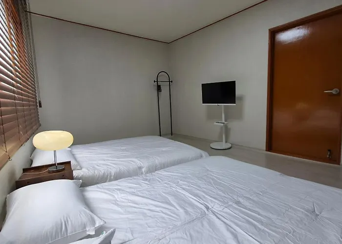 10-minute Walk From Station Korean-style, Two-story Family In A Traditional House For Families Of 6 * Busan