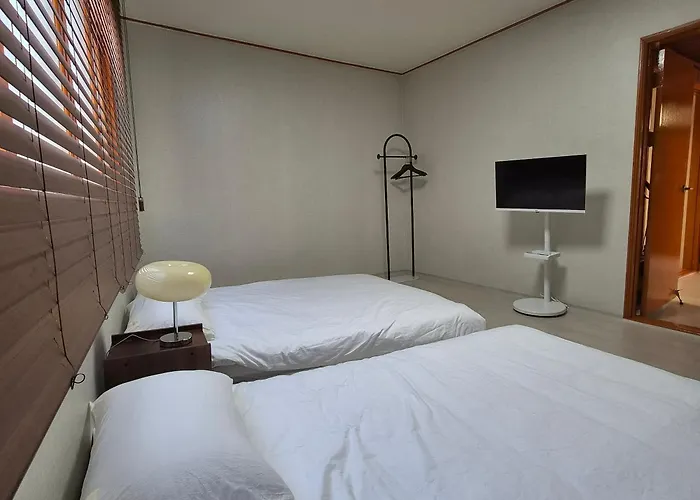 10-minute Walk From Station Korean-style, Two-story Family In A Traditional House For Families Of 6