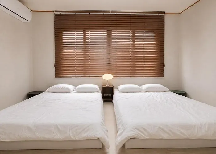 10-minute Walk From Station Korean-style, Two-story Family In A Traditional House For Families Of 6 Busan
