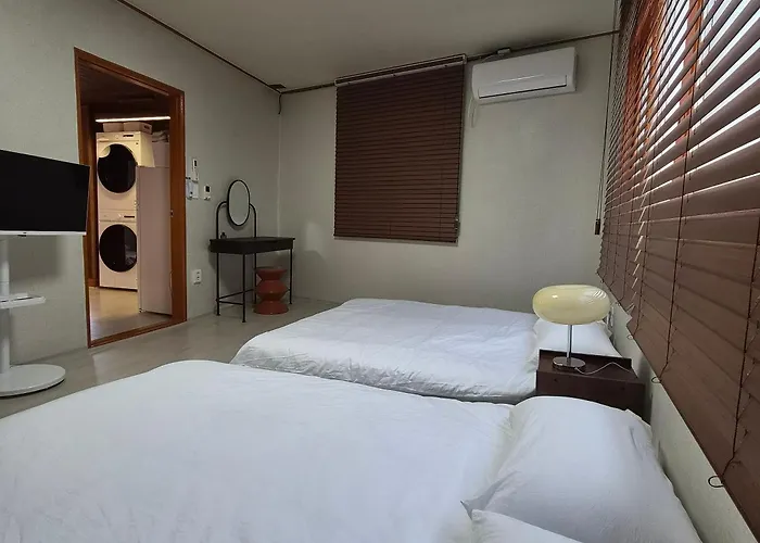 10-minute Walk From Station Korean-style, Two-story Family In A Traditional House For Families Of 6 Busan